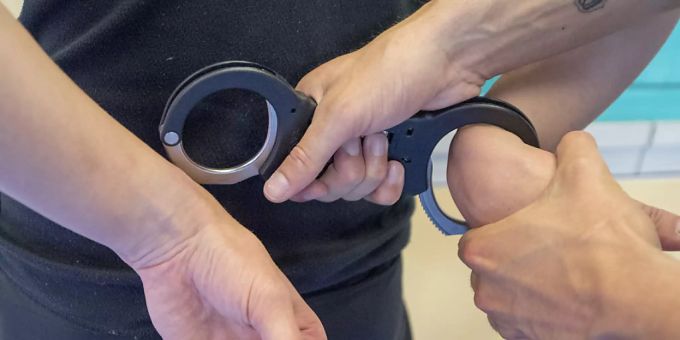 Ein Mann wird festgenommen (Symbolbild) handschellen festnahme