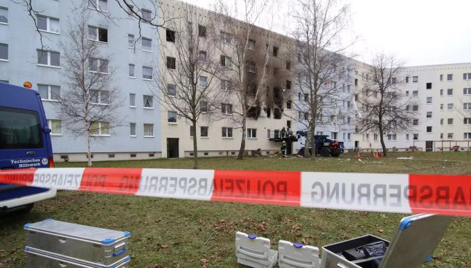 In einem Baum hängen Kleidungsstücke. Nach der schweren Explosion in Blankenburg im Harz ist am Freitag ein toter Mensch gefunden worden. Explosion in Blankenburg