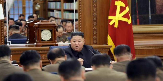 Nordkoreas Machthaber Kim Jong Un vor Armeevertretern Nordkoreas Machthaber Kim Jong Un vor Armeevertretern