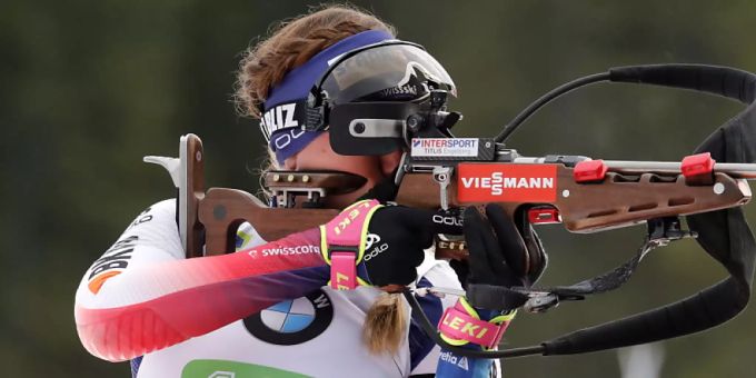 Zu wenig genau: Lena Häcki verliert im Stehendschiessen das Ziel vom Top-Ten-Platz aus den Augen Zu wenig genau: Lena Häcki verliert im Stehendschiessen das Ziel vom Top-Ten-Platz aus den Augen
