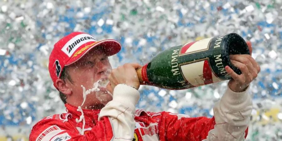 Zieht den Zahnarzt einem Interview vor: Kimi Räikkönen trinkt nach seinem Sieg beim Grossen Preis von Brasilien Champagner. Foto: Gero Breloer/dpa