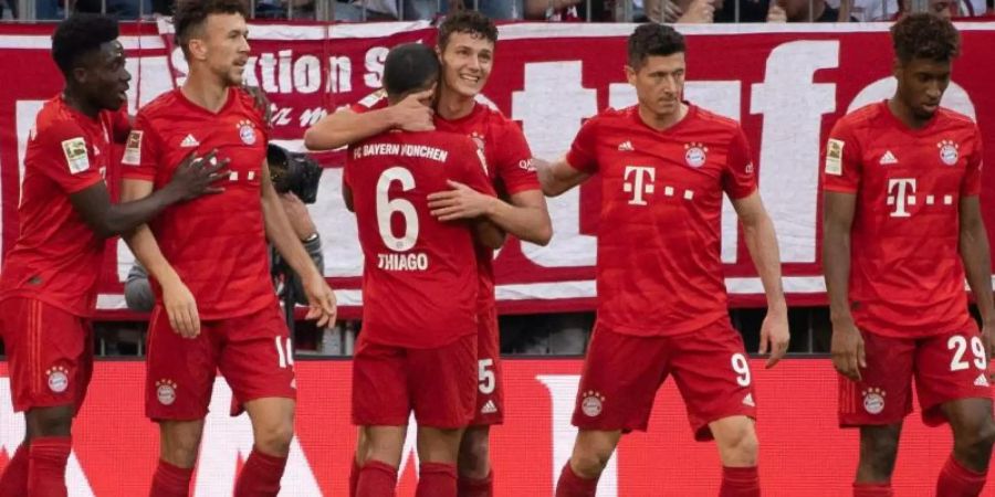 Bayerns Alphonso Davies (l-r), Ivan Perisic, Thiago, Benjamin Pavard, Robert Lewandowski und Kingsley Coman jubeln über das Tor zum 1:0. Foto: Sven Hoppe/dpa
