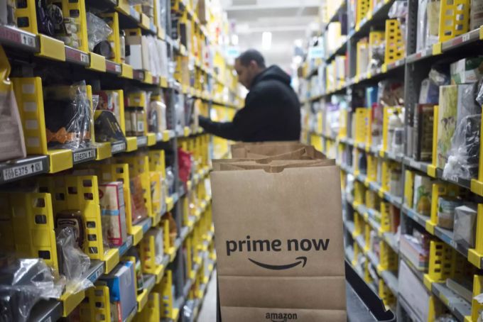 Amazon hat tausende Bestellungen am Tag. Lieferung Post Verkehr