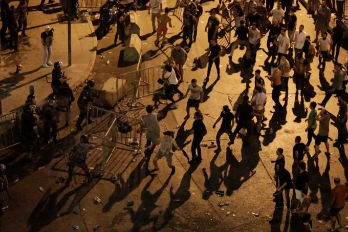 Demonstranten stossen am 18. Oktober mit Polizisten zusammen während eines Protests gegen die Steuerpläne der Regierung. Proteste im Libanon