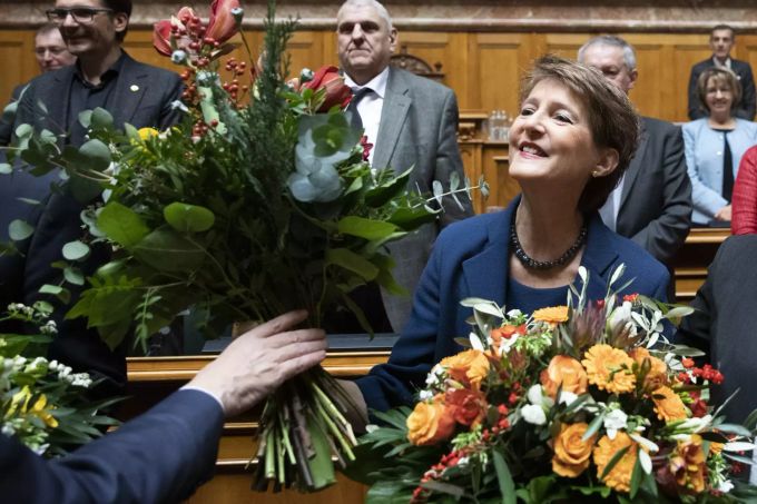 Simonetta Sommaruga, neu gewählte Bundespräsidentin der Schweiz, nimmt nach der Bundesratswahl einen Blumenstrass entgegen. Schweizer Parlament wählt Mitglieder der Regierung