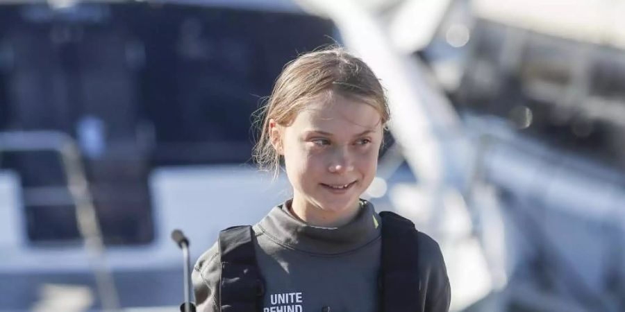 Mit diesem Aufruf wurde sie weltberühmt: Greta Thunberg und ihr Banner mit der Aufschrift «Skolstrejk För Klimatet» (Schulstreik für das Klima). Foto: Armando Franca/AP/dpa