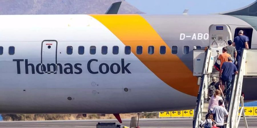 Passagiere besteigen am Flughafen von Kreta eine Maschine der Airline Thomas Cook. Foto: -/Eurokinissi/dpa