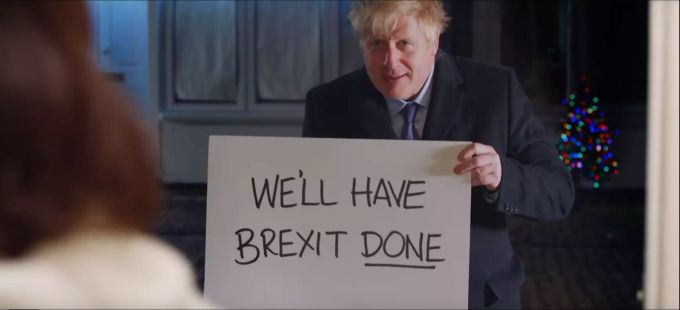 Boris Johnson, Premierminister von Grossbritannien, hält in einem Wahlwerbespot der Konservativen ein Schild mit der Aufschrift «We'll have Brexit done» («Wir werden den Brexit fertigkriegen»). Wahlkampf in Grossbritannien - Boris Johnson