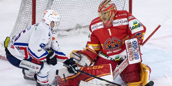 Biels Goalie Jonas Hiller, rechts, im Duell mit Zürichs Marcus Krüger im Eishockey Meisterschaftsspiel der National League zwischen dem EHC Biel und den ZSC Lions. (Archivbild) Jonas Hiller