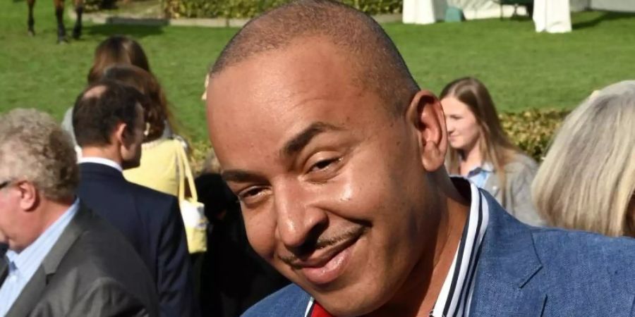 Der Musiker Lou Bega ist nach seinen Auftritten meist nassgeschwitzt. Foto: Henning Kaiser/dpa