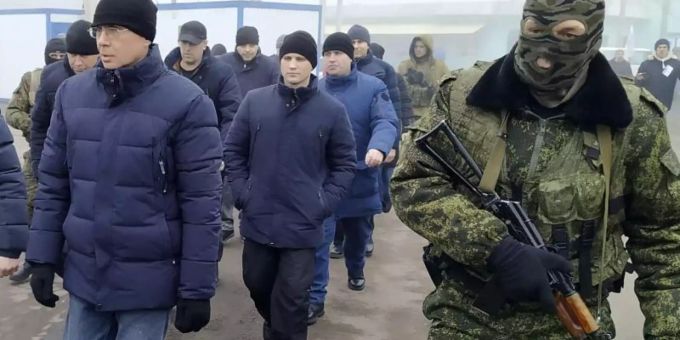 Ein Separatistensoldat begleitet ukrainische Kriegsgefangene zum Kontrollpunkt. (Archivbild) kriegsgefangene ukraine-krieg