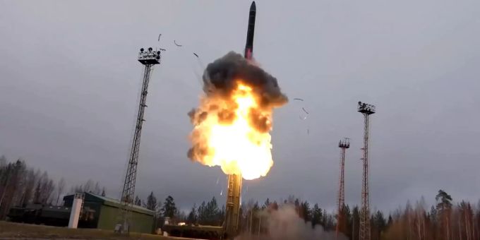 In dieser undatierten Aufnahme ist zu sehen wie eine ballistische Interkontinentalrakete von seinem Startgerät abhebt. Die Hyperschallwaffe «Awangard» sei am Freitag in den Kampfdienst gestartet, wie das russische Militär mitteilte. Foto: -/Russian Defense Ministry Press Service/AP/dpa Start russischer Hyperschallwaffe «Awangard»