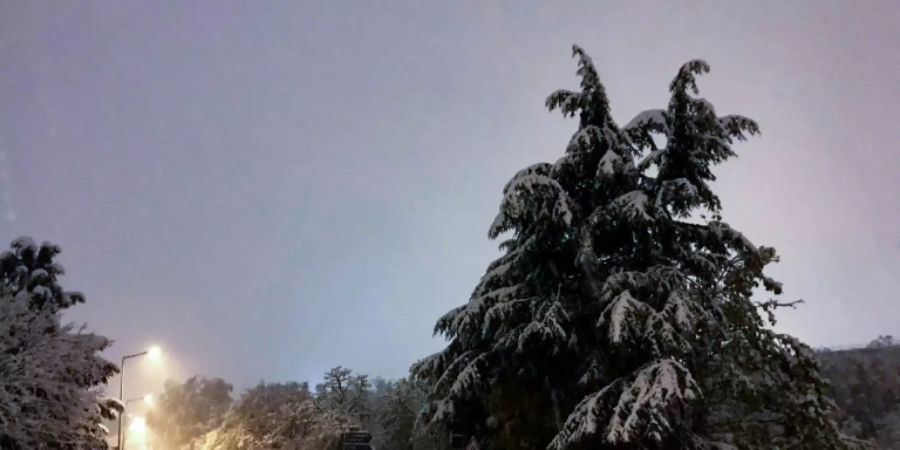 Schneebedeckte Strasse in Saint-Etienne