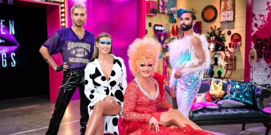 Drag Queen Olivia Jones (vorne) unterstützt Bill Kaulitz (hintere Reihe, l-r), Heidi Klum und Conchita Wurst in der Jury von «Queen of Drags». Foto: Martin Ehleben/ProSieben/dpa