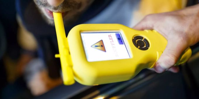 Eine alkoholisierte Autofahrerin wurde aus dem Verkehr gezogen. alkoholisierte Autofahrerin