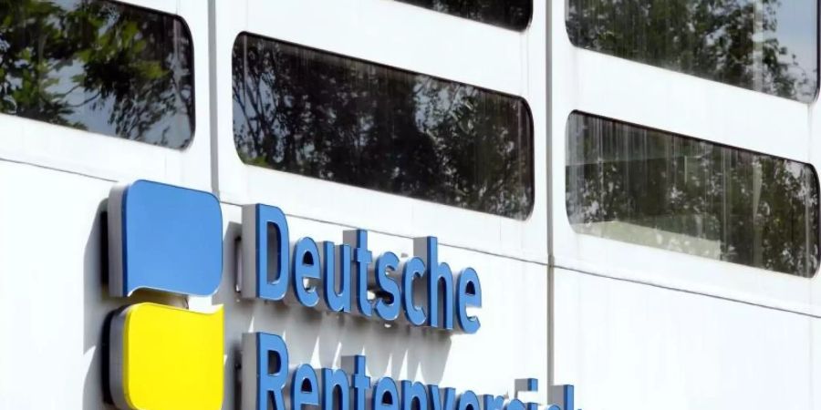 Der Eingang zur Deutschen Rentenversicherung am Hohenzollerndamm in Berlin. Foto: Soeren Stache/dpa-Zentralbild/dpa