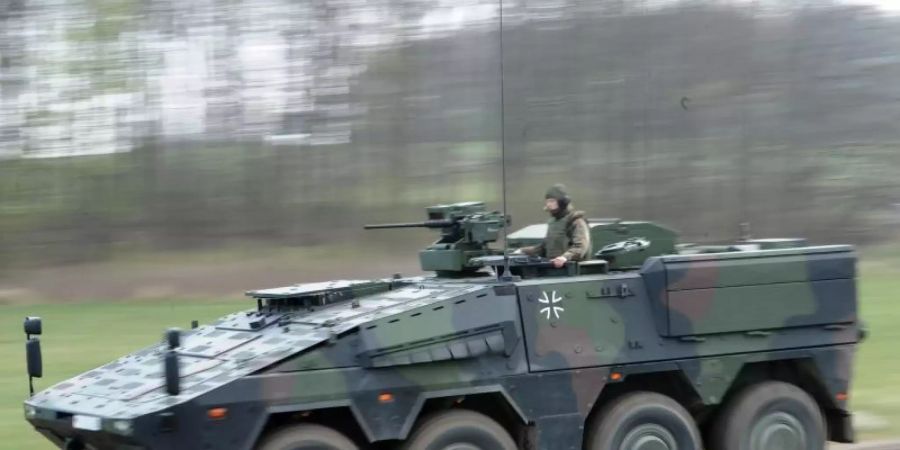Begehrtes Fahrzeug: Der Radpanzer «Boxer» von Kraus-Maffei Wegmann. Foto: Christian Charisius/dpa