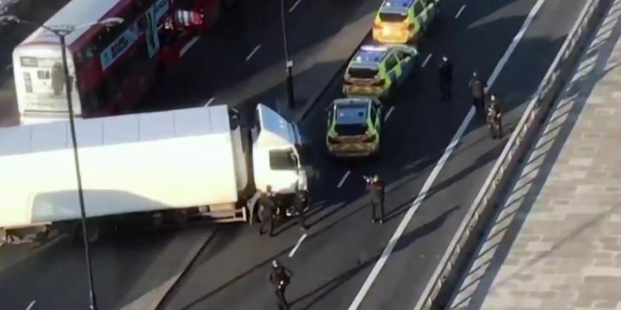 Bewaffnete Polizisten umstellen auf der London Bridge einen Lkw. Foto: Luke Poulton/AP/dpa
