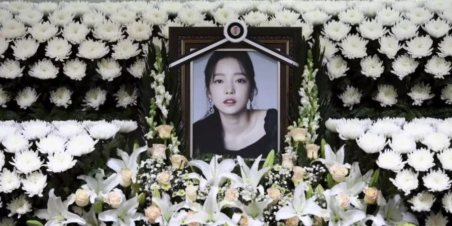 Blumen vor einem Gedenkaltar für Goo Hara in Seoul. Foto: Chung Sung-Jun/Pool Getty Images/AP/dpa