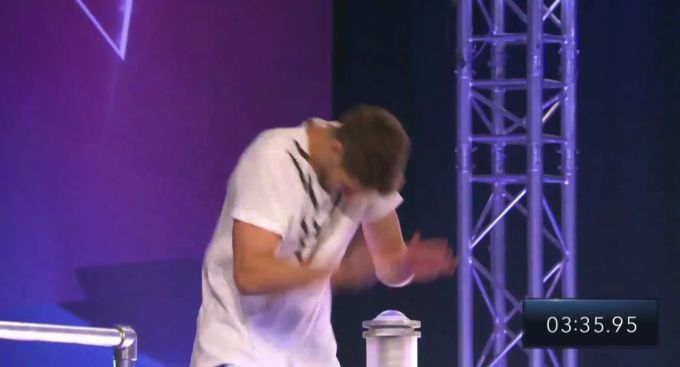 Christian drückt den Buzzer. Er hat die Mega-Wand, 5,50 m bezwungen. i