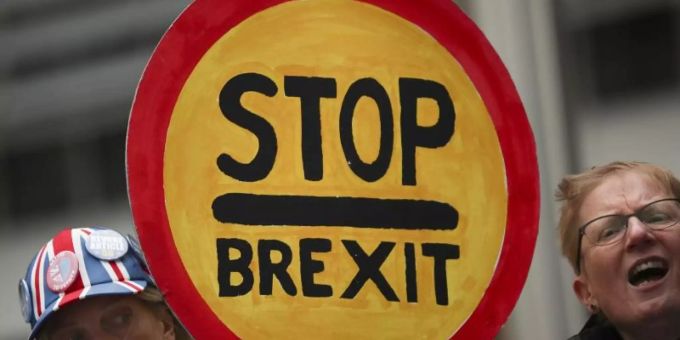 Teilnehmer eines Anti-Brexit-Protestes in Brüssel halten ein Schild mit der Aufschrift: Stop - Brexit. Die Protestierenden fordern die Ablehnung der Ausstiegsvorschläge des britischen Premierministers Johnson. Foto: Francisco Seco/AP/dpa Teilnehmer eines Anti-Brexit-Protestes in Brüssel halten ein Schild mit der Aufschrift: Stop - Brexit. Die Protestierenden fordern die Ablehnung der Ausstiegsvorschläge des britischen Premierministers Johnson. Foto: Francisco Seco/AP/dpa