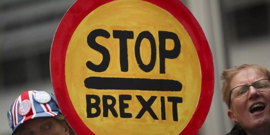 Teilnehmer eines Anti-Brexit-Protestes in Brüssel halten ein Schild mit der Aufschrift: Stop - Brexit. Die Protestierenden fordern die Ablehnung der Ausstiegsvorschläge des britischen Premierministers Johnson. Foto: Francisco Seco/AP/dpa