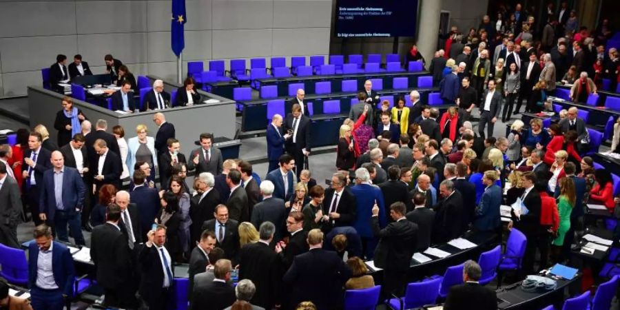 Abgeordnete während der ersten namentlichen Abstimmung zu einem Änderungsantrag der FDP. Kurz danach wurde die Sitzung unterbrochen. Foto: Soeren Stache/dpa-Zentralbild/dpa