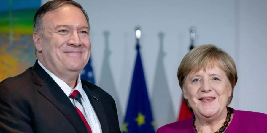 Bundeskanzlerin Angela Merkel (CDU) und Mike Pompeo, US-Aussenminister, reichen sich im Bundeskanzleramt nach einem Pressestatement die Hände. Foto: Kay Nietfeld/dpa