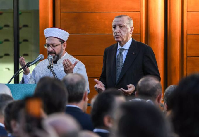 Recep Tayyip Erdogan, Präsident der Türkei, betet mit Imam Ali Erbas bei der Eröffnung der Ditib-Zentralmoschee in Köln im September 2018. Imam Erdogan Ausbildung Deutschland