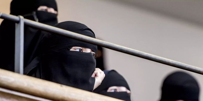 Ob und wie viele Schweizer IS-AnhängerInnen in die Schweiz zurückkehren, ist unklar. Burka IS Terrormiliz