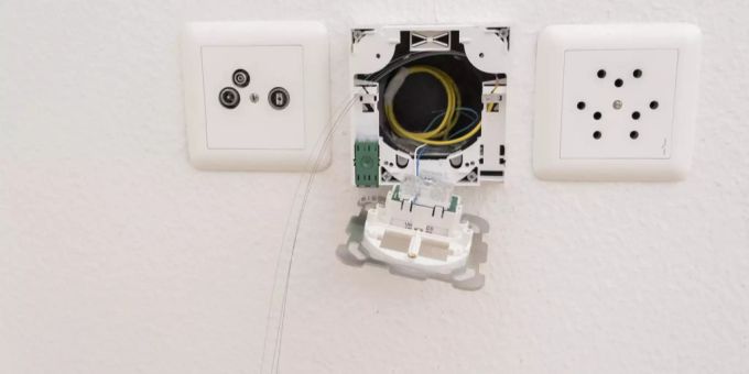 Eine Glasfaseranschlussinstallation durch das Elektrizitätswerk der Stadt Zürich. (Symbolbild) ewz