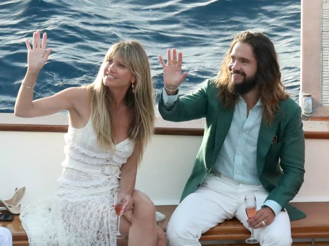 Heidi Klum und Tom Kaulitz winken von einem Boot. Wenige Stunden später ehelichten sich die beiden auf einer Yacht vor Capri. Heidi Klum Tom Kaulitz