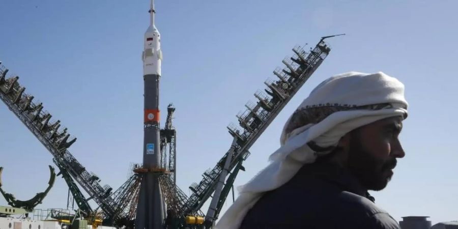 Die russische Sojus-FG Trägerrakete mit dem Raumschiff Sojus MS-15 an der Startrampe am Weltraumbahnhof Baikonur. Foto: Dmitri Lovetsky/AP