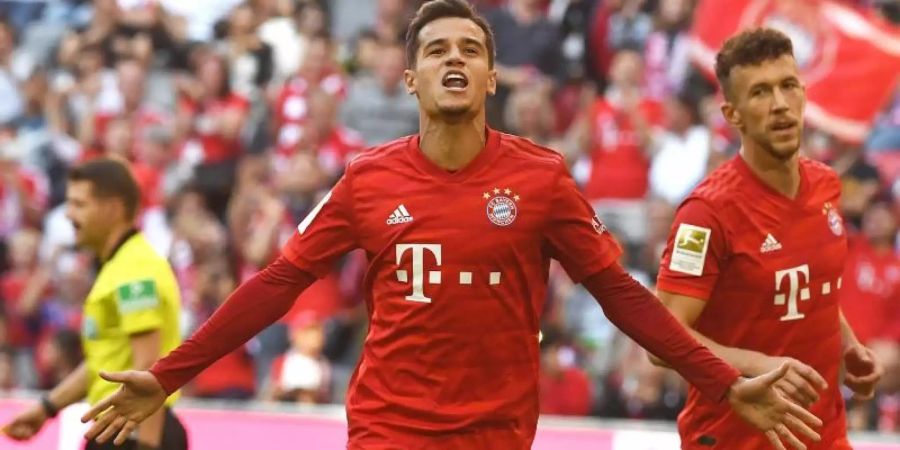 Bayerns Philippe Coutinho (M) jubelt über seinen verwandelten ersten Elfmeter. Foto: Angelika Warmuth