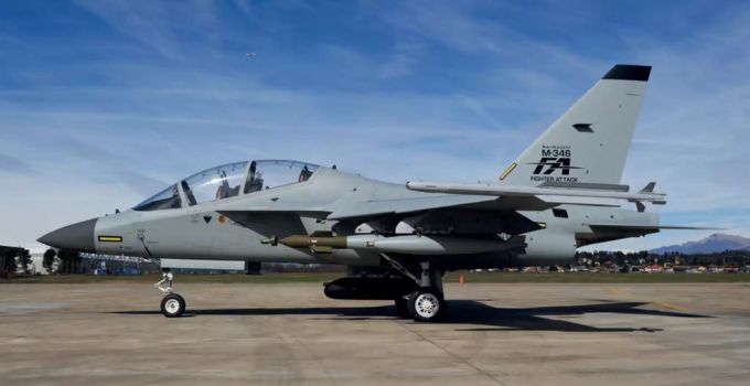Der Leonardo M-346, hier in der bewaffneten Version. Kampfjet M-346