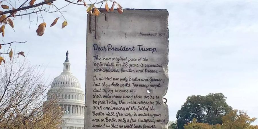 Das Segment der Berliner Mauer mit einer Botschaft an US-Präsident Trump vor dem Kapitol in Washington. Foto: --/Initiative Offene Gesellschaft/dpa