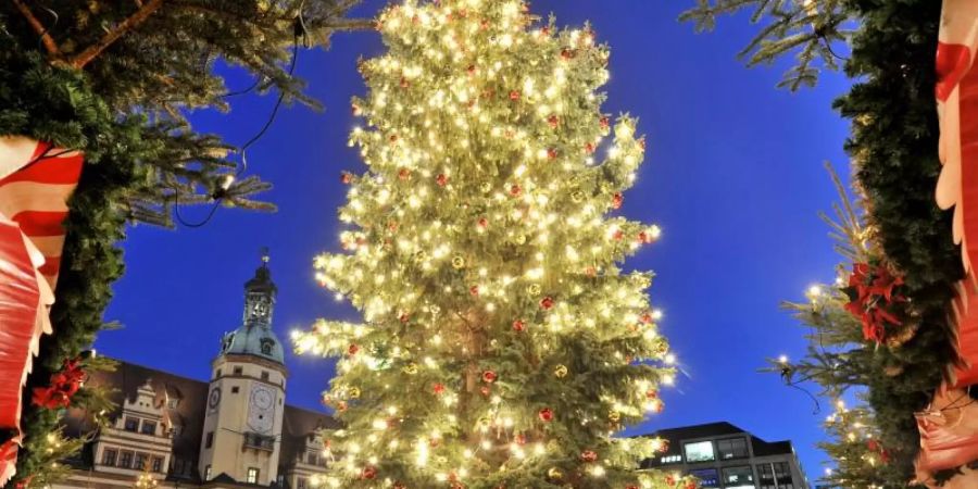 Der Weihnachtsbaum auf dem Leipziger Weihnachtsmarkt vor dem Alten Rathaus. Foto: Hendrik Schmidt/zb/dpa/Illustration