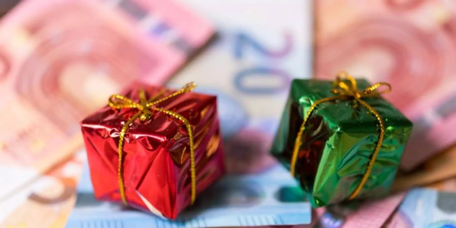 Symbolische kleine Geschenke auf Geldscheinen