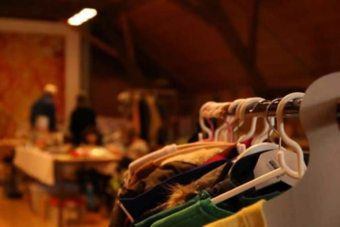Ausgediente Kleider warten geduldig auf ihre zweite Chance