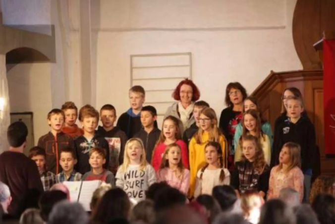 Die Schule Schwendi-Riffenmatt mit ca. 22 Kindern und 3 Lehrpersonen