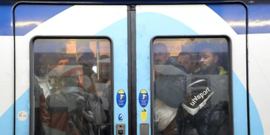 Überfüllter Bahnwaggon in Paris
