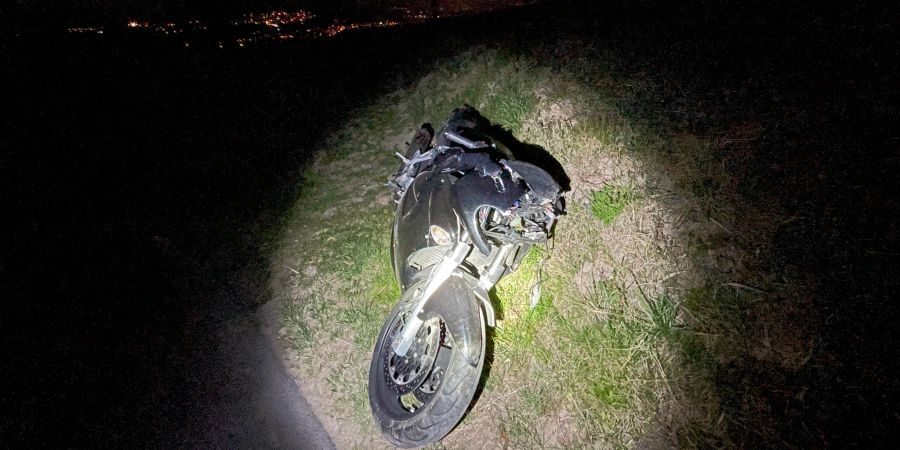 Der Motorradfahrer verletzte sich beim Sturz.