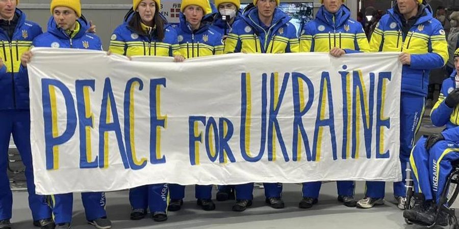 Mitglieder der ukrainischen Paralympics-Delegation vor der Eröffnungsfeier in Peking. Foto: Uncredited/NPC Ukraine via POS via AP/dpa