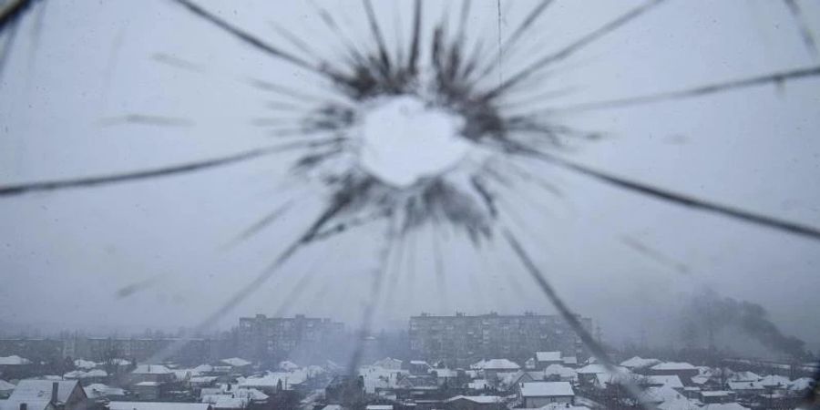 Blick aus einem durch Granatenbeschuss zerbrochenen Krankenhausfenster in Mariupol, Ukraine. Foto: Evgeniy Maloletka/AP/dpa