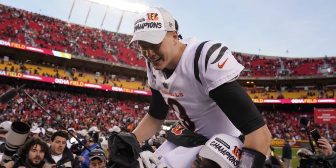 Joe Burrow, Quarterback der Cincinnati Bengals, feiert den Sieg im AFC Championship Game der NFl. NFL Bengals Joe Burrow