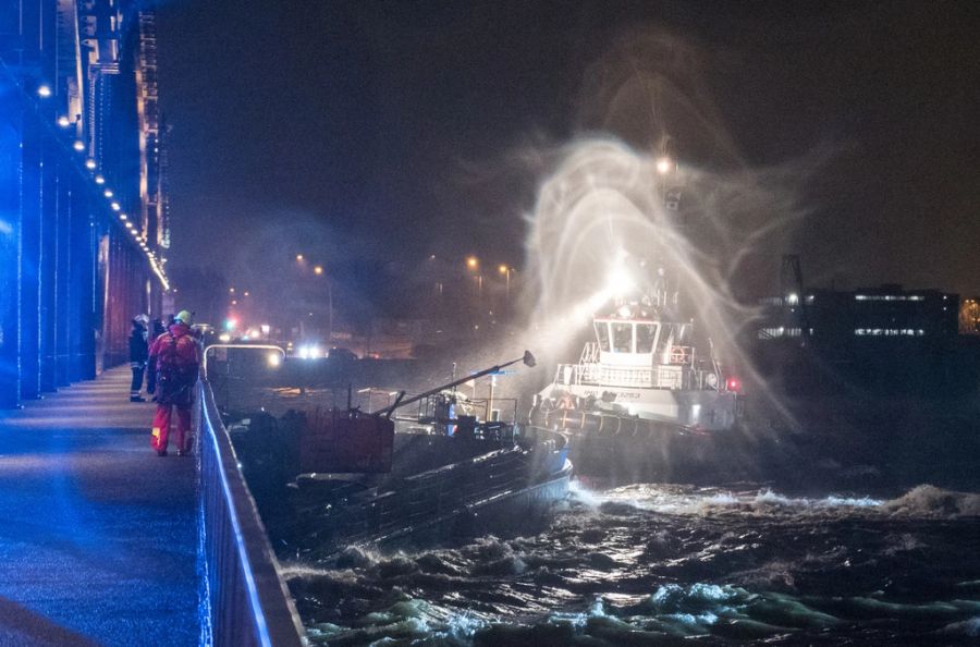 An Bord des Schiffes befanden sich demnach zwei Personen.