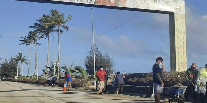 Aufräumarbeiten auf einer Strasse in Nuku'alofa. Knapp zehn Tage nach der Eruption eines Untersee-Vulkans vor Tonga ist der Flughafen des Südsee-Archipels wieder funktionsfähig. Tonga