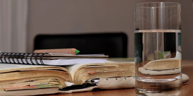 Buch Stift Wasserglas