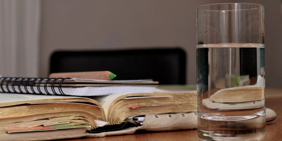 Buch Stift Wasserglas