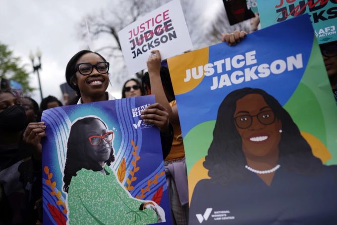 Richterin Ketanji Brown Jackson schreibt Geschichte als erste schwarze Frau im Supreme Court. Oberster Gerichtshof der Vereinigten Staaten